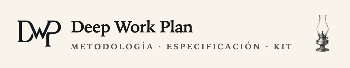 Logo de Deep Work Plan: el monograma DWP junto al nombre 'Deep Work Plan' y la línea 'Metodología · Especificación · Kit', con una ilustración de una lámpara de aceite al estilo grabado.