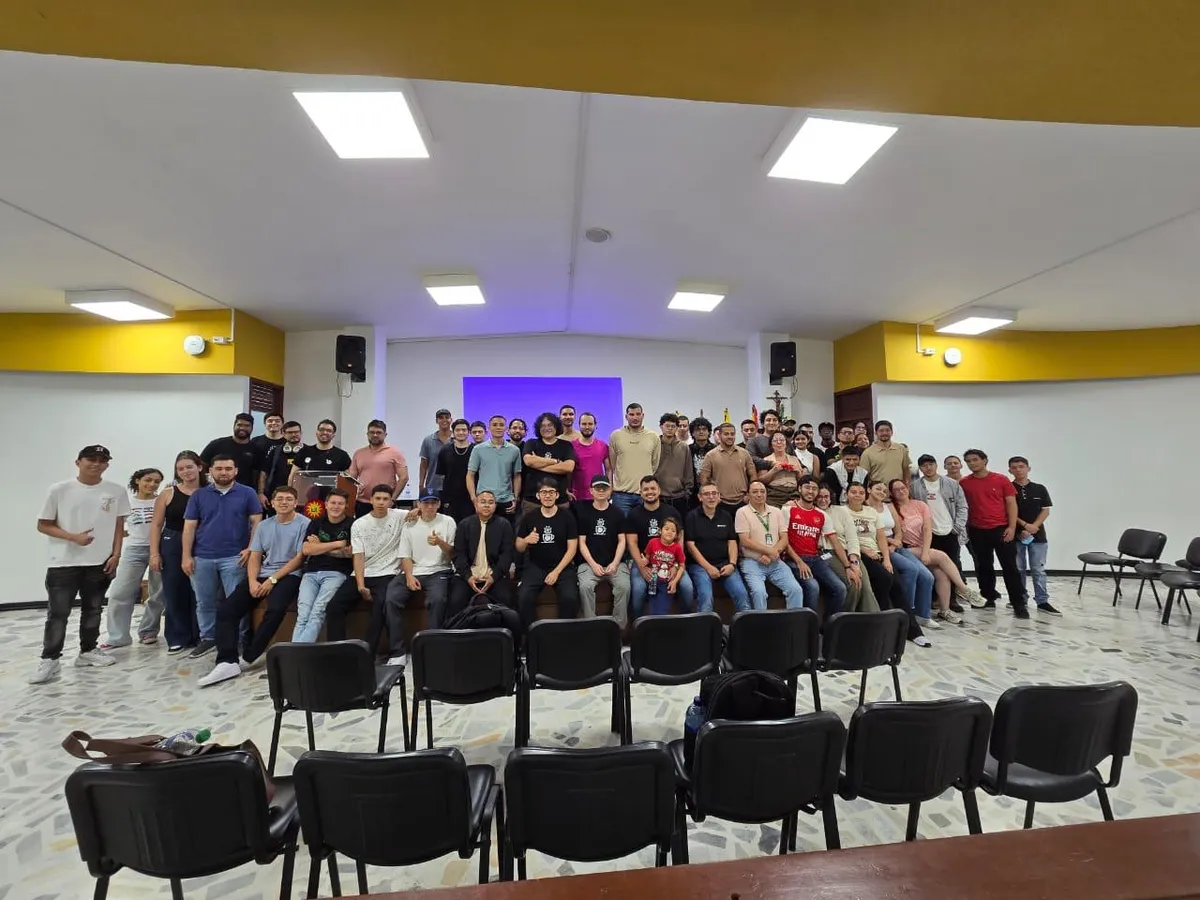 Group photo of the Abril Mobile attendees and speakers at Universidad Católica de Pereira