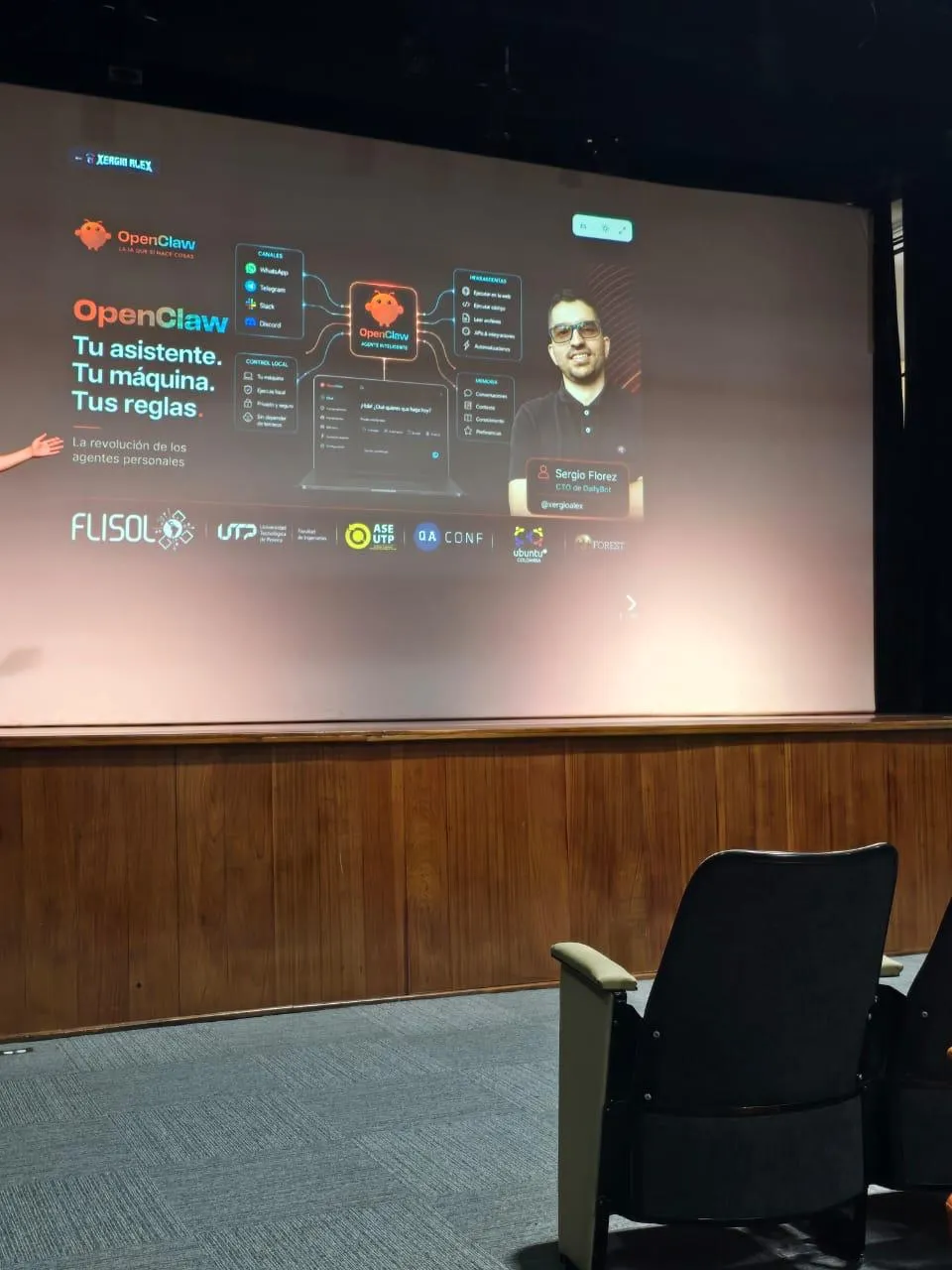 The OpenClaw cover slide projected on the big screen with the FLISOL, UTP, ASE UTP, QA CONF, Ubuntu Colombia and FOREST logos