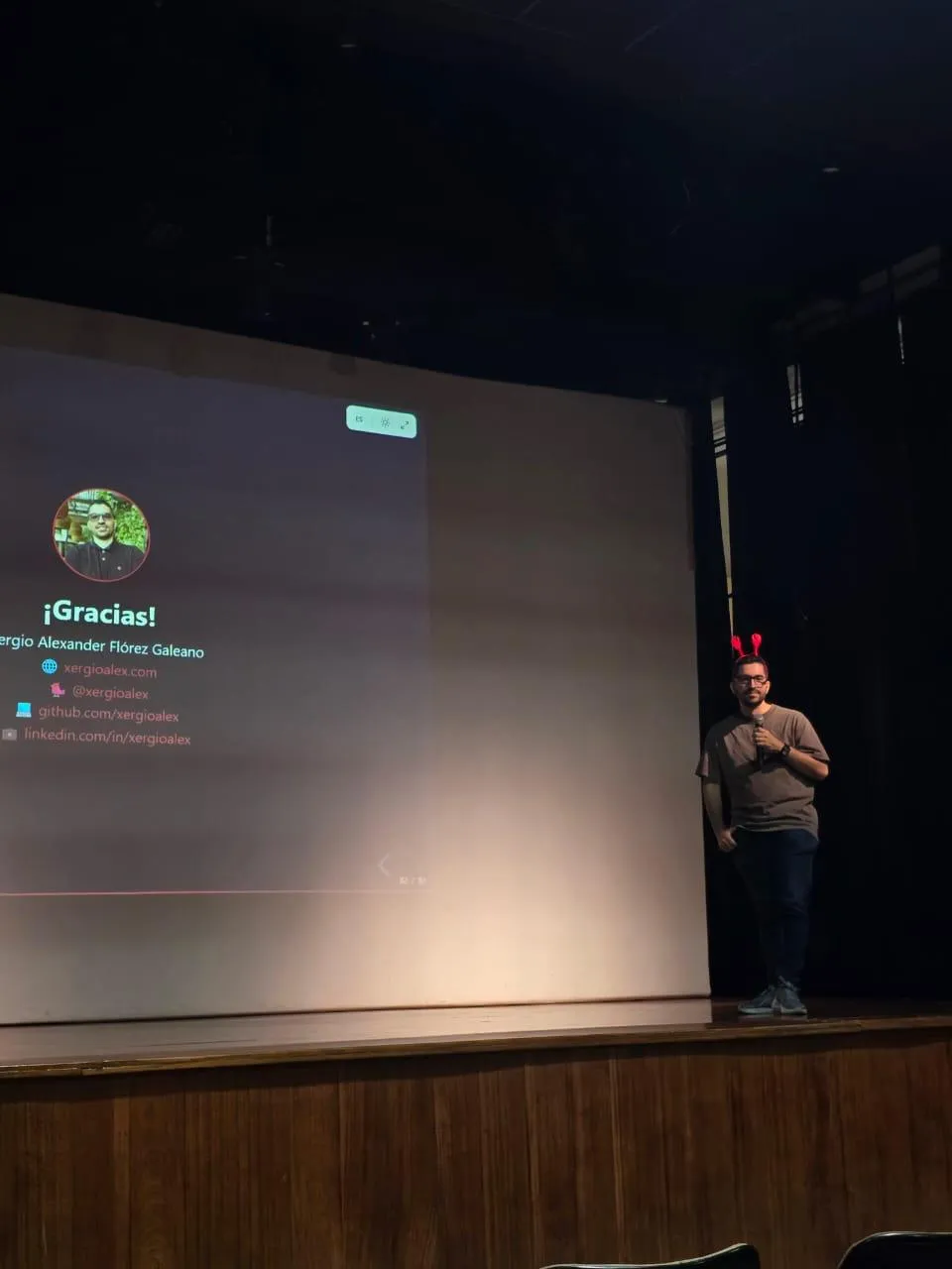 The closing 'Gracias' slide with Sergio's contact details, speaker on stage